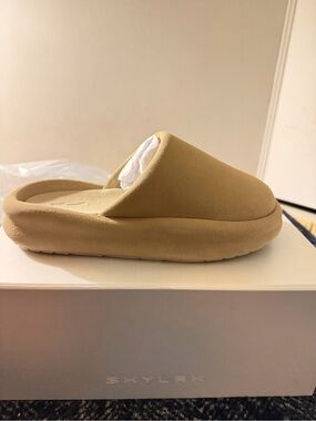 SKYLRK Rest Slipper Smooth Suede, Cashew, U.S M Size 9/ W 10